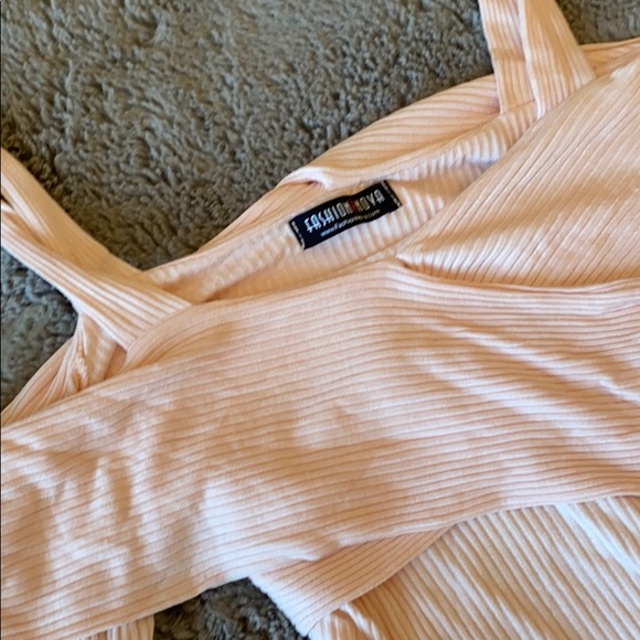 🎀 FashionNova Form Fitting Top - Picture 2 of 3